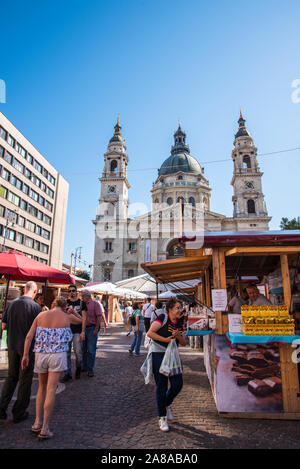 Ungarische Speisen in der Osteuropäischen Stadt Budapest im Chocolate Festival auf dem Platz vor der St. Stephans Kathedrale Stockfoto