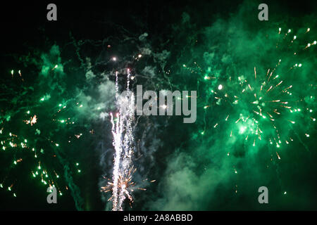 Heysham Lancashire, Großbritannien. 6 Nov, 2019. Heysham feierten den Ausfall von Guy Fawkes versucht zu sprengen Parlament im 1680s mit Lagerfeuer und Feuerwerk auf Heyshams Village Green Credit: Fotografieren Nord/Alamy leben Nachrichten Stockfoto
