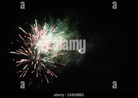 Heysham Lancashire, Großbritannien. 6 Nov, 2019. Heysham feierten den Ausfall von Guy Fawkes versucht zu sprengen Parlament im 1680s mit Lagerfeuer und Feuerwerk auf Heyshams Village Green Credit: Fotografieren Nord/Alamy leben Nachrichten Stockfoto