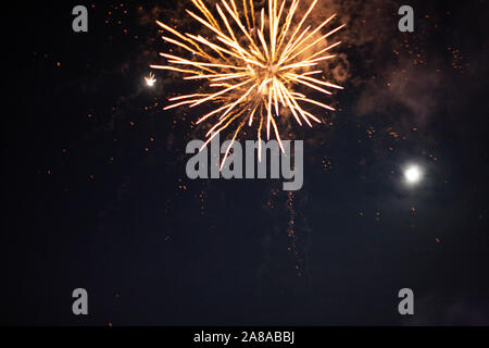 Heysham Lancashire, Großbritannien. 6 Nov, 2019. Heysham feierten den Ausfall von Guy Fawkes versucht zu sprengen Parlament im 1680s mit Lagerfeuer und Feuerwerk auf Heyshams Village Green Credit: Fotografieren Nord/Alamy leben Nachrichten Stockfoto