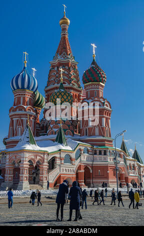 Moskau/Russland; 3. März 2018: der hl. Basilius, der orthodoxen Kathedrale, mit den Menschen um, Schnee, Sonne und blauer Himmel, Moskau, Russland Stockfoto