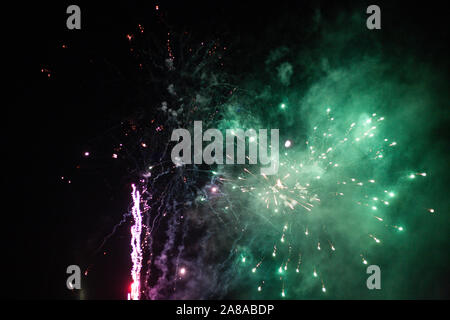 Heysham Lancashire, Großbritannien. 6 Nov, 2019. Heysham feierten den Ausfall von Guy Fawkes versucht zu sprengen Parlament im 1680s mit Lagerfeuer und Feuerwerk auf Heyshams Village Green Credit: Fotografieren Nord/Alamy leben Nachrichten Stockfoto