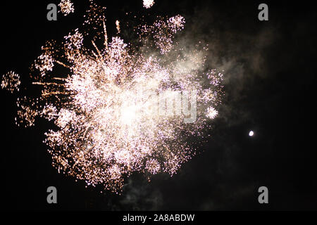 Heysham Lancashire, Großbritannien. 6 Nov, 2019. Heysham feierten den Ausfall von Guy Fawkes versucht zu sprengen Parlament im 1680s mit Lagerfeuer und Feuerwerk auf Heyshams Village Green Credit: Fotografieren Nord/Alamy leben Nachrichten Stockfoto