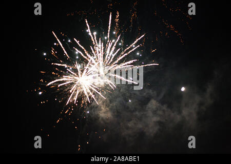 Heysham Lancashire, Großbritannien. 6 Nov, 2019. Heysham feierten den Ausfall von Guy Fawkes versucht zu sprengen Parlament im 1680s mit Lagerfeuer und Feuerwerk auf Heyshams Village Green Credit: Fotografieren Nord/Alamy leben Nachrichten Stockfoto