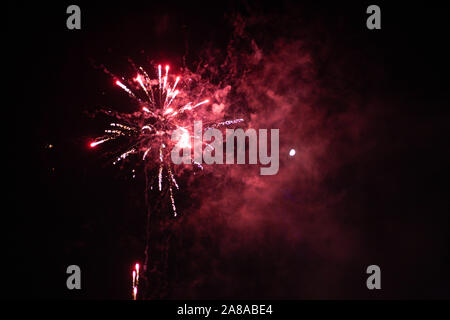 Heysham Lancashire, Großbritannien. 6 Nov, 2019. Heysham feierten den Ausfall von Guy Fawkes versucht zu sprengen Parlament im 1680s mit Lagerfeuer und Feuerwerk auf Heyshams Village Green Credit: Fotografieren Nord/Alamy leben Nachrichten Stockfoto