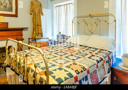 Ein vintage Leuchtturmwärter Schlafzimmer ist im Pensacola Leuchtturm und Museum, Oktober 27, 2019, in Pensacola, Florida angezeigt. Stockfoto