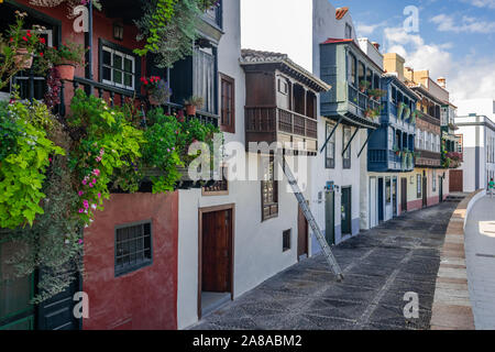 Santa Cruz de La Palma, Kanarische Inseln/Spanien; 10. September 2018: Die typischen hölzernen Balkonen, Avenida Marítima, La Palma, Kanarische Inseln, Spanien Stockfoto