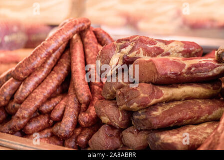 Auswahl an verschiedenen Schnitten in einem Supermarkt. Verschiedene Würstchen auf einem Regal im Store. Weiche, selektiven Fokus. Close-up. Stockfoto