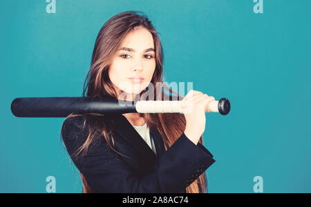Aggressiv. Business Lady Boss. Zeit erfordert entscheidende Maßnahmen. Business Strategie. Vertrauen und Stärke. Das Spiel. Bauen Karriere. Frau hübsches Mädchen tragen formalen Jacke und halten Sie Baseball Bat. Stockfoto