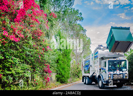 Eine Verschwendung Pro Mack Titan sammelt Müll im La Vista Gemeinschaft, 18. März 2016, in Sanford, Florida. Stockfoto