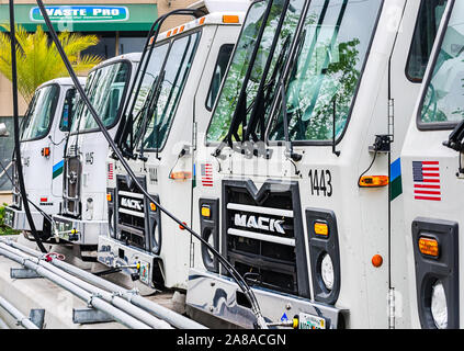 CNG (Compressed Natural Gas) Mack trucks Line up bei Abfall der Pro zeit-fill Station, 19. März 2016, in Jacksonville, Florida. Stockfoto