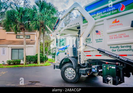 Eine Verschwendung Pro Mack Titan sammelt Müll im La Vista Gemeinschaft, 18. März 2016, in Sanford, Florida. Stockfoto