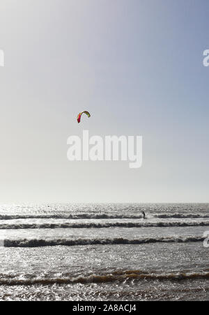 Kitesurfen in Sidi Kaouki Strand, in der Nähe von Essaouira. Marokko Stockfoto