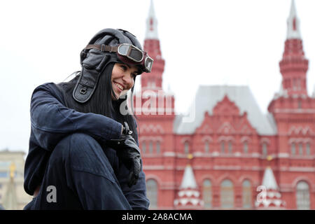 Glückliches Mädchen in Uniform von tankman sitzen auf der Luke der russischen Tank während einer historischen Parade auf dem Roten Platz Stockfoto