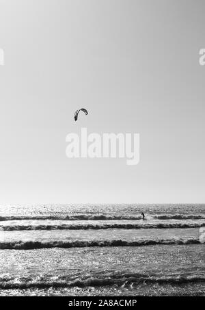 Kitesurfen in Sidi Kaouki Strand, in der Nähe von Essaouira. Marokko Stockfoto