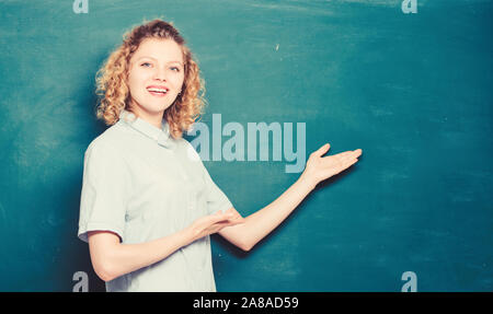 Lehre könnte mehr Spaß machen. Lehrer der beste Freund von Lernenden. Guter Lehrer ist Meister der Vereinfachung. Frau Lehrerin vor der Tafel. Lehrer hart Thema erklären. Über Wissen leidenschaftlich. Stockfoto