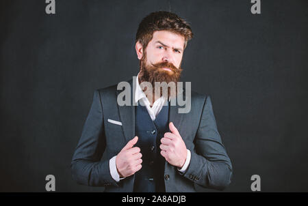 Ich liebe meinen Job. Bärtiger Mann Mafia Boss. Männliche formale Art und Weise. Stilvolle Mafia Boss. Geschäftsmann in Anzug. Mafia Boss. Reifen Hipster mit Bart. brutale kaukasischen Hipster mit Schnurrbart. Stockfoto