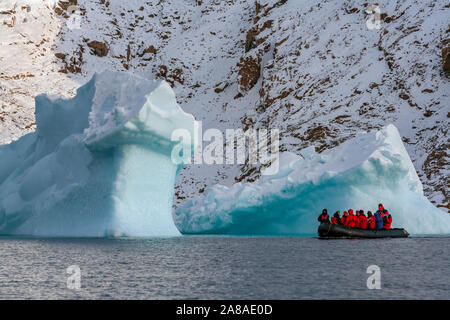 Scoresbysund. Grönland. 21.09.07. Abenteuer Touristen in der Nähe von zwei kleine Eisberge in Scoresbysund im Osten Grönlands. Stockfoto