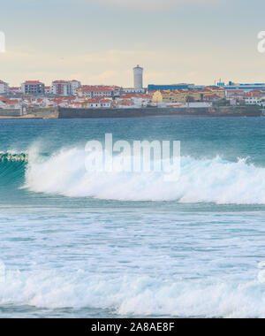 Anzeigen von Peniche - Küstenstadt in Portugal. Atlantik im Vordergrund Stockfoto