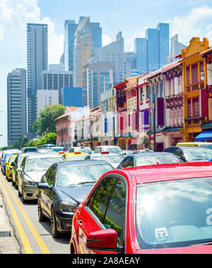 Auto Verkehr, bunten Shophouses entlang der Straße von Neil Road, Singapur moderne Metropole skyline Stockfoto