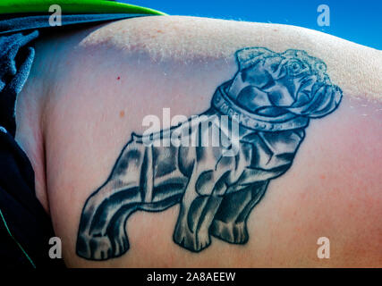 Lane Adams seine Mack bulldog Tattoo bei Mike Adams Abschleppen und Luftpolster Recovery, 22. März 2016, in Macon, Georgia. Stockfoto