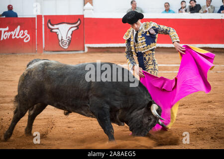 Mexikanische Matador Paco Urena präsentiert seine Kap zu den Stier wie bei einem Stierkampf im Plaza de Toros in San Miguel de Allende, Mexiko. Stockfoto