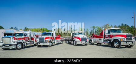 Mack Trucks abgebildet bei Mike Adams Abschleppen und Luftpolster Recovery, 22. März 2016, in Macon, Georgia. Stockfoto