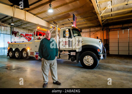 Mike Adams, Mike Adams Abschleppen und Luftpolster Recovery, ist mit seinem neuesten Lkw, ein 2016 Mack Granit mit einem 50-Tonner Jahrhundert Rotator. Stockfoto