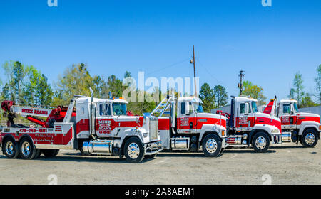 Mack Trucks abgebildet bei Mike Adams Abschleppen und Luftpolster Recovery, 22. März 2016, in Macon, Georgia. Stockfoto