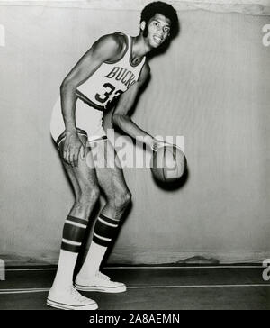 Anfang Werbung immer noch der Basketball star Kareem Abdul Jabbar, der dann noch Lew Alcindor mit der Milwaukee Bucks genannt. Jabbar spielte seine College Ball an der UCLA und später war ein Stern mit der L. EIN > Lakers in der NBA. Stockfoto