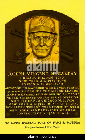 Souvenir Postkarte zum Gedenken an Joe McCarthy's Gedenktafel am National Baseball Hall of Fame in Cooperstown, New York. Stockfoto