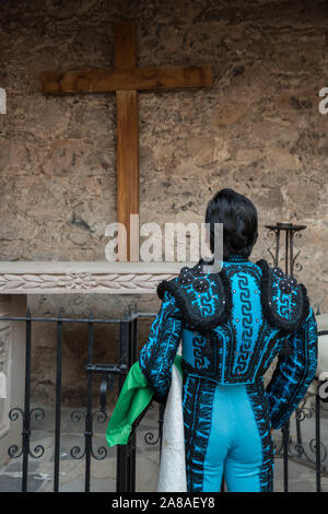 Eine mexikanische Matador hält an einer kleinen Kapelle vor dem Betreten des Bull Ring für die Stierkämpfe in der Plaza de Toros in San Miguel de Allende, Mexiko zu beten. Stockfoto