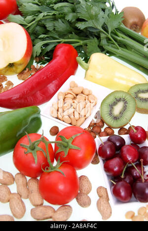 Symbolfoto gesunde Ernährung, Obst, Gemüse, Arbeitnehmererfindergesetz, Kirschen, Erdnüsse, Paproka, Rettich, Tomaten, Walnüsse, Kiwi, Apfel, Stockfoto