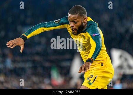 Rom, Italien. 07 Nov, 2019. Olivier Ntcham Keltischen feiert nach seiner Verletzung Sieger zählen gegen Lazio. Celtic gewann das Spiel 2-1 im Olympiastadion von Rom. Das Spiel war das vierte Unentschieden der Europa Ligen Gruppe Stadien Keltischen jetzt obere Gruppe E mit 10 Punkten. Credit: SPP Sport Presse Foto. /Alamy leben Nachrichten Stockfoto