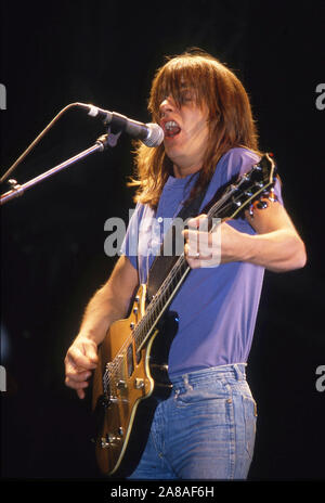 Australische heavy metal band AC/DC onn Stadium in London 1986: Malcolm Young Stockfoto