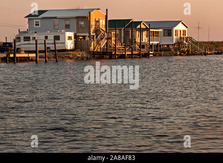 Die Sonne geht auf ein Trio von Lagern entlang Louisiana Highway 1 Am 6. März im Grand Isle, Louisiana 2011. Stockfoto