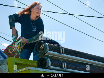 Ein Nachtschwärmer wirft Strings von Perlen in der Masse während des jährlichen Mardi Gras Parade März 6, 2011 in Grand Isle, Louisiana. Stockfoto