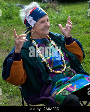 Eine Frau, die Wellen zu Freunden während der jährlichen Mardi Gras Parade März 6, 2011 in Grand Isle, Louisiana. Stockfoto