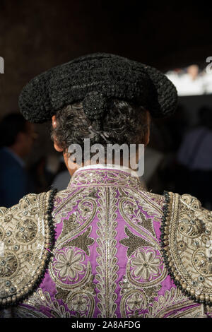 Eine mexikanische Matador vor der Eingabe der Stierkampfarena für die Stierkämpfe in der Plaza de Toros in San Miguel de Allende, Mexiko. Stockfoto