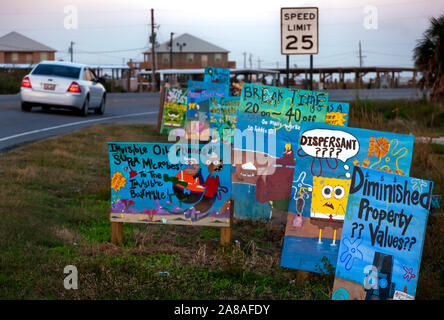 Handgemalten Schildern entlang Louisiana Highway Frustrationen 1 Express Grand Isle Bewohner' über den Deepwater Horizon BP Oil Spill Nov. 23, 2010. Stockfoto