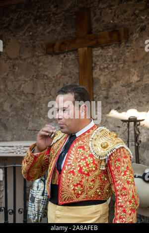 Eine mexikanische Matador raucht eine Zigarette, bevor Sie in den Bull Ring für die Stierkämpfe in der Plaza de Toros in San Miguel de Allende, Mexiko. Stockfoto