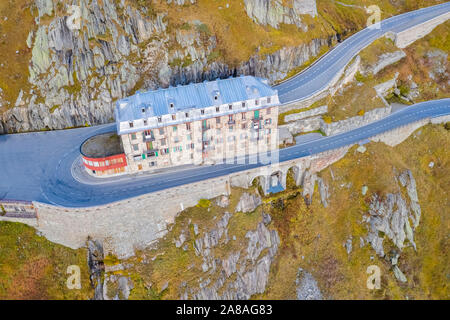 Luftaufnahme des Belvedere Hotel und der Furka Pass Road, Obergoms, Kanton Wallis, Schweizer Alpen, Schweiz. Stockfoto