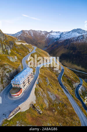 Luftaufnahme des Belvedere Hotel und der Furka Pass Road, Obergoms, Kanton Wallis, Schweizer Alpen, Schweiz. Stockfoto