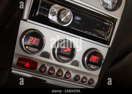 Zwei-zonen-Klimaanlage in einem Auto Stockfoto