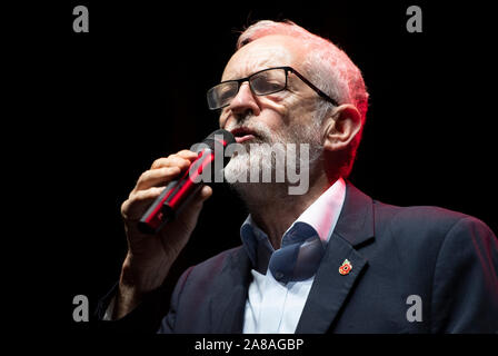 Manchester, Großbritannien. 7. November 2019. Jeremy Corbyn, Führer der Labour Party und MP für Islington Nord, spricht an der allgemeinen Wahl Kundgebung an der O2 Apollo in Ardwick, Manchester statt. © Russell Hart/Alamy Leben Nachrichten. Stockfoto