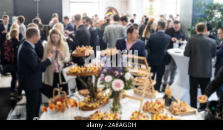 Abstrakte blured Foto von Geschäftsleuten Geselligkeit beim Bankett Mittagspause Pause an Business Beratungen, Konferenz oder Veranstaltung Stockfoto