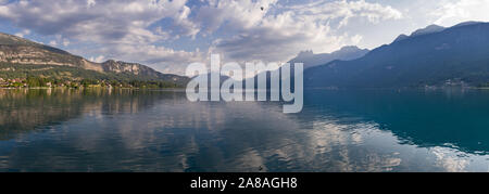 Panorama auf den See von Annecy am Morgen mit bewölktem Himmel Stockfoto