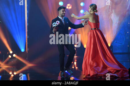 07 November 2019, Berlin: Viktoria Swarovski, Sängerin und Moderatorin, präsentiert Mariano Di Vaio, Blogger, die mit dem Preis in der einflussnehmer Kategorie an der GQ Männer des Jahres Awards 2019. Foto: Britta Pedersen/dpa-Zentralbild/dpa Stockfoto