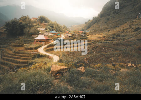 Atemberaubende Bild von Reisterrassen und die Berge rund um Cat Cat Dorf, unter Sapa im Norden von Vietnam Stockfoto
