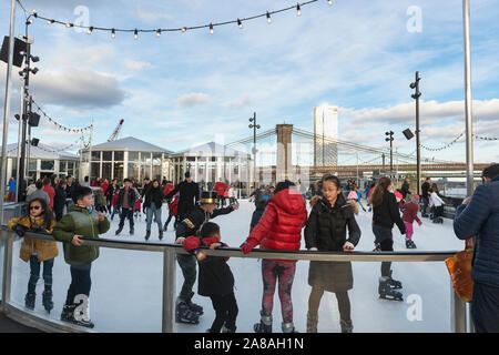 Eislaufen auf der Hafenstadt am Pier 17 in New York City am Tag der neuen Jahre, 2019. Stockfoto